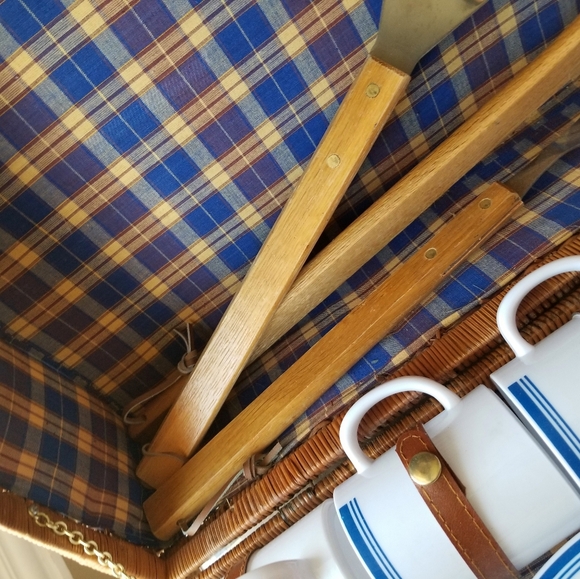 ❗Vintage Wicker Picnic Basket with Utensils❗ - Picture 12 of 15